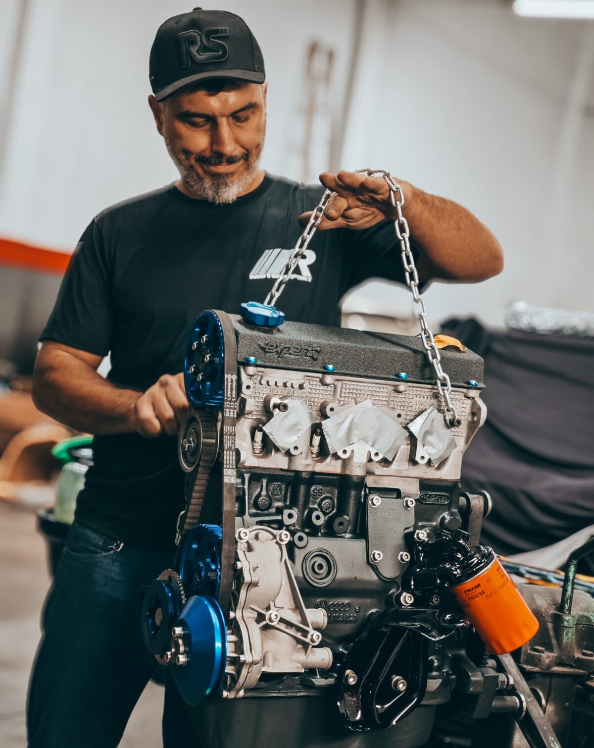 Mecânico segurando um motor de veículo